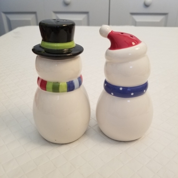 Snowman Salt & Pepper Shaker Set small chip on Snowman hat - Picture 5 of 5